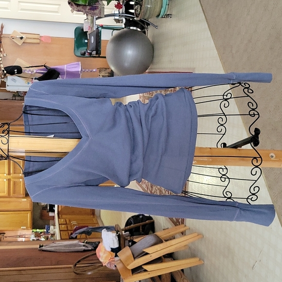 Lilu size large vneck - Picture 1 of 4